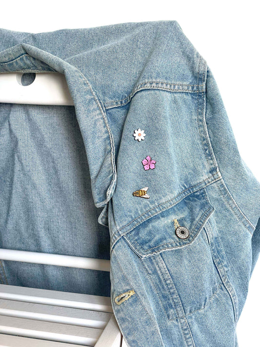 Pins tris: Bee and Flowers